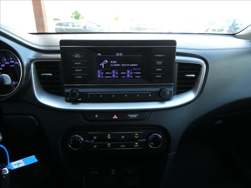 Kia Ceed 1,0 T-GDI Exclusive SW,2x pneu - fotka 24 z 35
