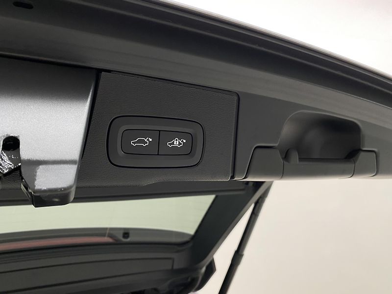 Volvo XC60 B5 AWD DARK PLUS AUT CZ - fotka 33 z 61
