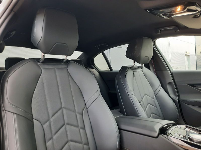 BMW Řada 5 (2025) 540d xDrive Sedan M Sport - fotka 17 z 17