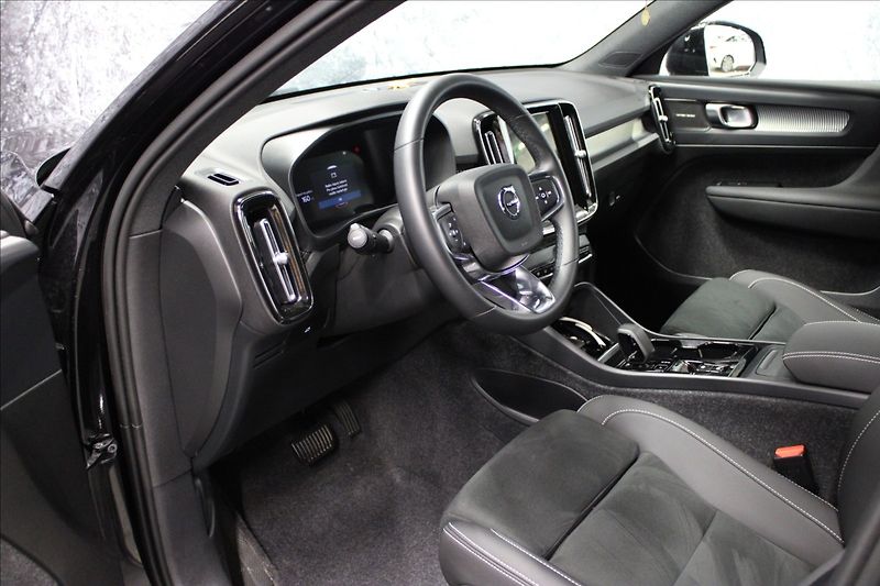 Volvo XC40 2,0 B4 Black REZERVOVÁNO - fotka 6 z 24