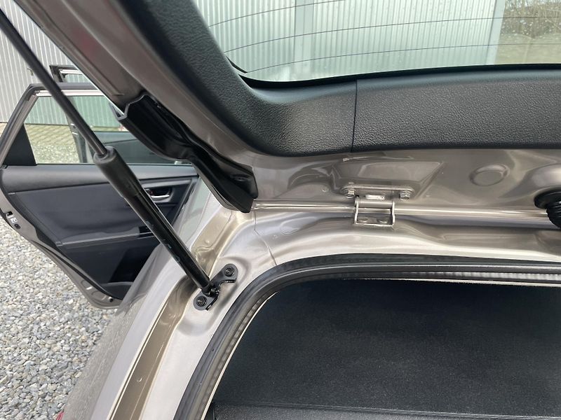Toyota Auris 1.8i 16v HYBRID AUT NAVI CAM!! - fotka 106 z 166