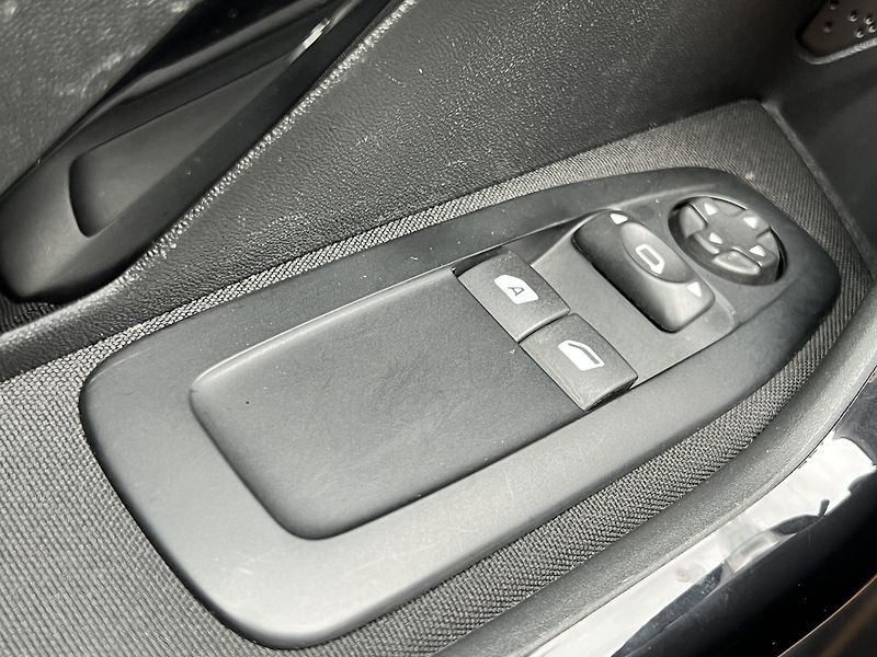 Peugeot 208 1.2i LPG KLIMA NAVI KAMERA ALU - fotka 12 z 41