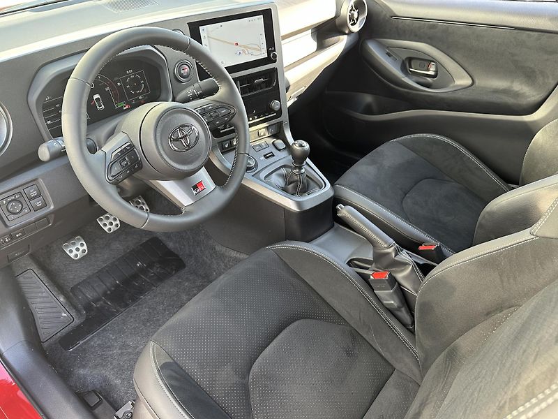 Toyota GR Yaris (2025) 1.6 T-6/MT DYNAMIC VIP - fotka 6 z 18