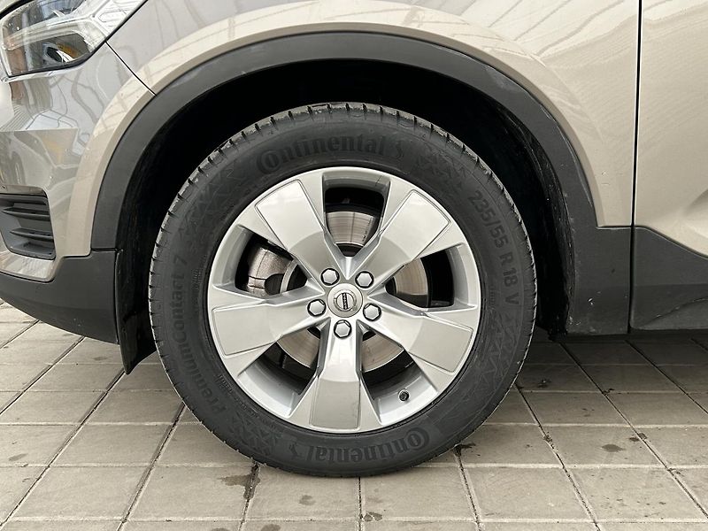 Volvo XC40 2.0  B4 Momentum Pro - fotka 9 z 31