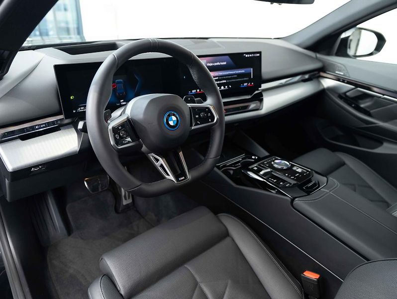 BMW Řada 5 550e xDrive - fotka 11 z 22