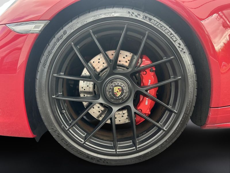 Porsche 911 Carrera 4 GTS Coupe - fotka 11 z 28