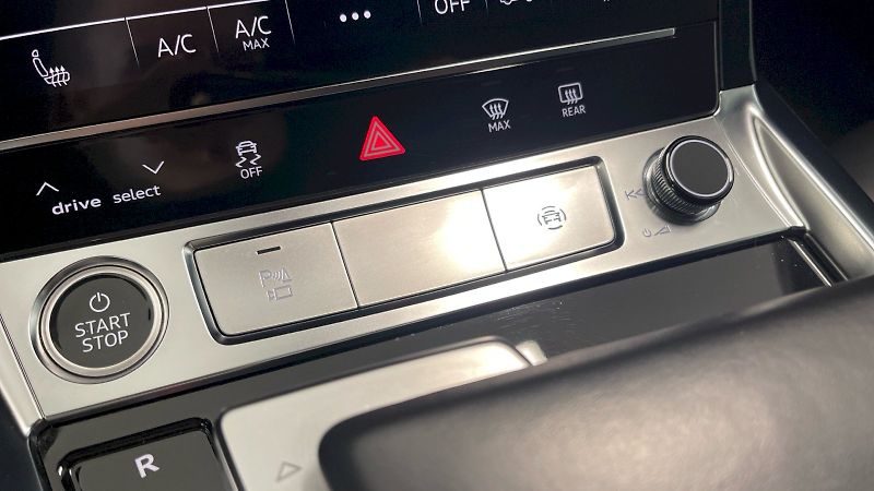 Audi e-tron (2022) S line quattro 55 electric 300 - fotka 25 z 32