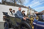 Stovka nablýskaných motocyklů a automobilů předválečné a meziválečné éry vyrazila v neděli z Horního náměstí v Přerově na spanilou jízdu regionem. Nejstarší účastnicí byla 88letá Libuše Šulcová. Vyrazila na motocyklu BSA 770 se sidecarem z roku 1928.