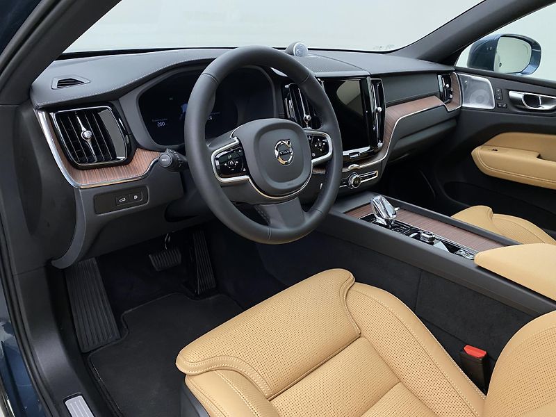Volvo XC60 T8 AWD ULTRA BRIGHT REZERVACE - fotka 4 z 64