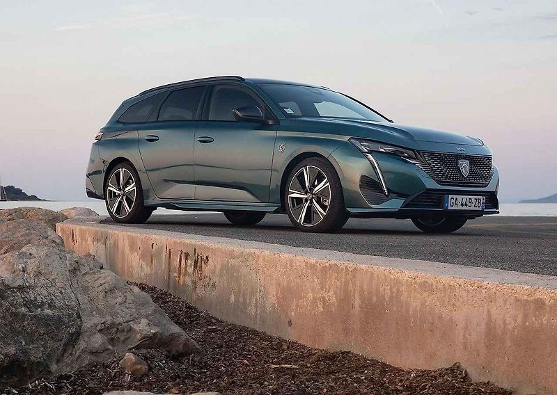 Poměrně zajímavou nabídku plug-in hybridů má Toyota.