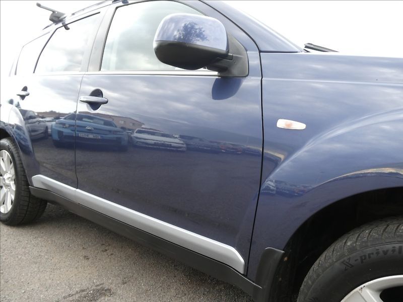Mitsubishi Outlander 2,4 i 125kW 7.míst,4x4,automat - fotka 11 z 35