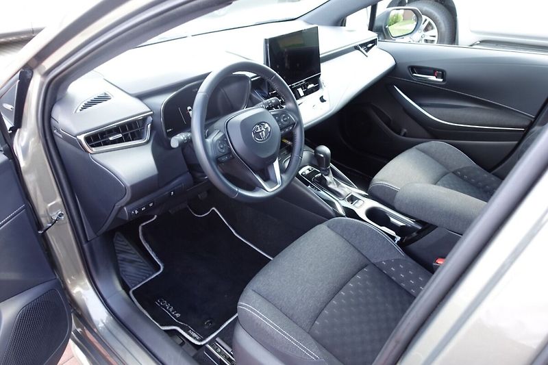 Toyota Corolla 2,0HSD e-CVT Comfort Tech - fotka 11 z 33