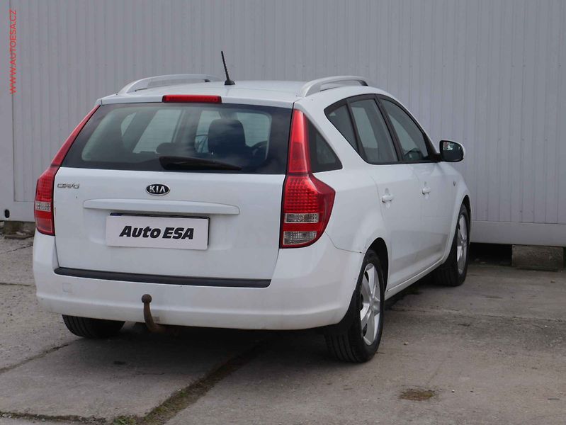 Kia Ceed (2012) 1.6i, servis.kniha, AC - fotka 6 z 15