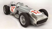 4. Mercedes-Benz W196 z roku 1954. Za rodokmen plný úspěchů se platí tučně. Formule od Mercedesu si odnášela vítězství v polovině 50. let a je jediným exemplářem v soukromých rukou. Prodáno za 29,7 milionu dolarů (asi 676 milionů korun).