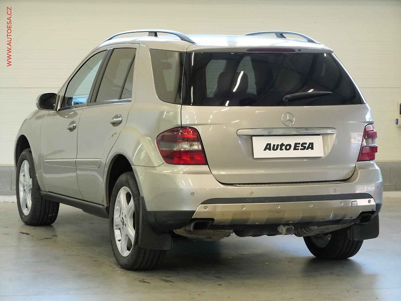 Mercedes-Benz Třídy M (2006) 3.0 CDI ML280 4Mat - fotka 6 z 21