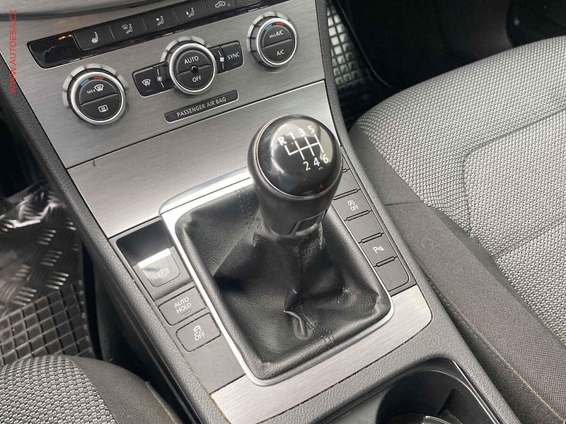 Volkswagen Passat (2013) 2.0 TDI, Navi, bixen - fotka 16 z 18