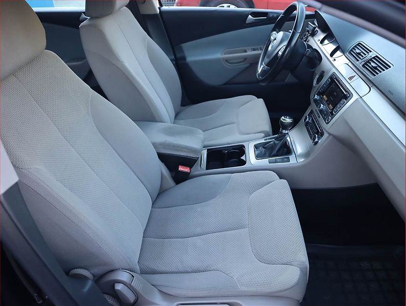 Volkswagen Passat (2010) BlueMotion 1.6 TDI, Navi - fotka 9 z 18