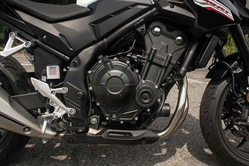 Na pohled velká motorka bude ergonomicky příjemná i pro holky a menší jezdce.