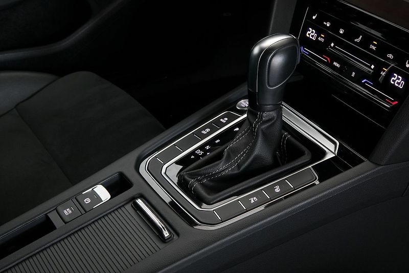 Volkswagen Arteon 2.0TDI 147kW 4x4 R-Line IQ Web - fotka 23 z 38