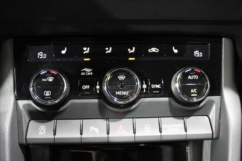 Škoda Karoq 2,0 TDI DSG style 1.maj, CZ - fotka 25 z 33