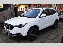 Další kopií, která nadzvedla ze židle zástupce některého z evropských výrobců, je Lifan Xuanlang. Tenhle čínský Ford S-Max stojí ve srovnání s originálem drobné (podle Daily Mail okolo 210 tisíc Kč), tudíž nepřekvapí, že platit designéry prostě nelze.