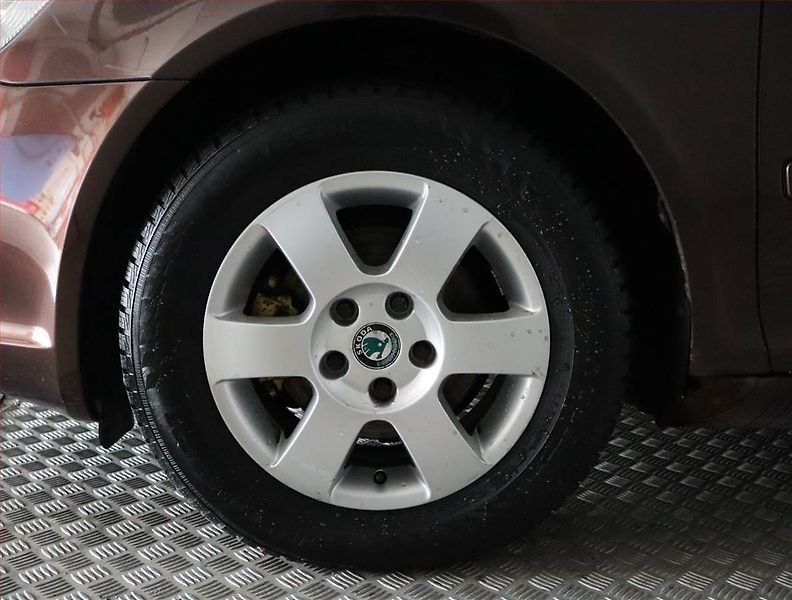 Škoda Octavia (2011) Ambiente 1.6 TDI, nová STK - fotka 15 z 18