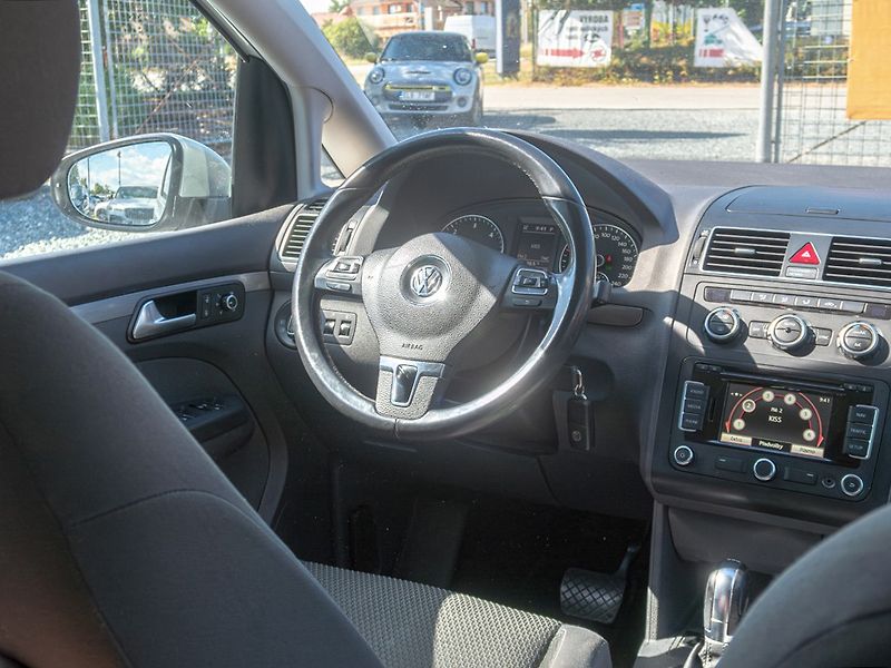 Volkswagen Touran (2014) 1.6TDI 77KW DSG NAVI – 7 SEDAD - fotka 13 z 50
