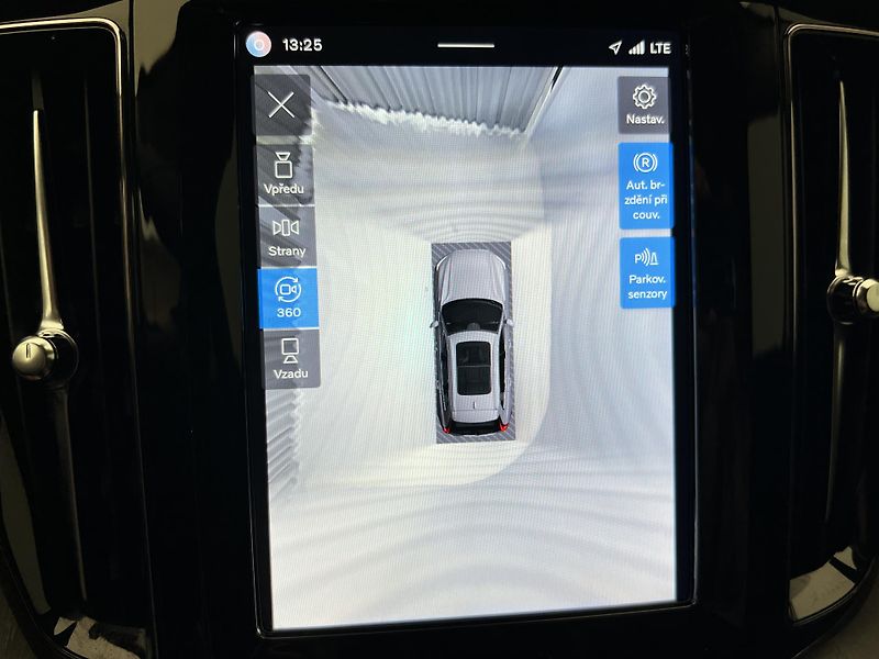 Volvo XC60 B5 AWD DARK PLUS AUT  - fotka 30 z 45