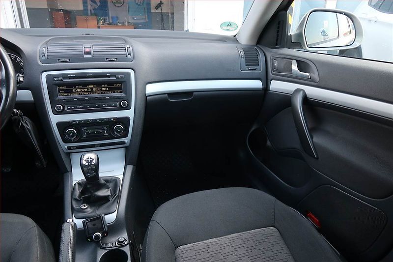 Škoda Octavia (2010) 1.6 TDI, Tempomat - fotka 5 z 12