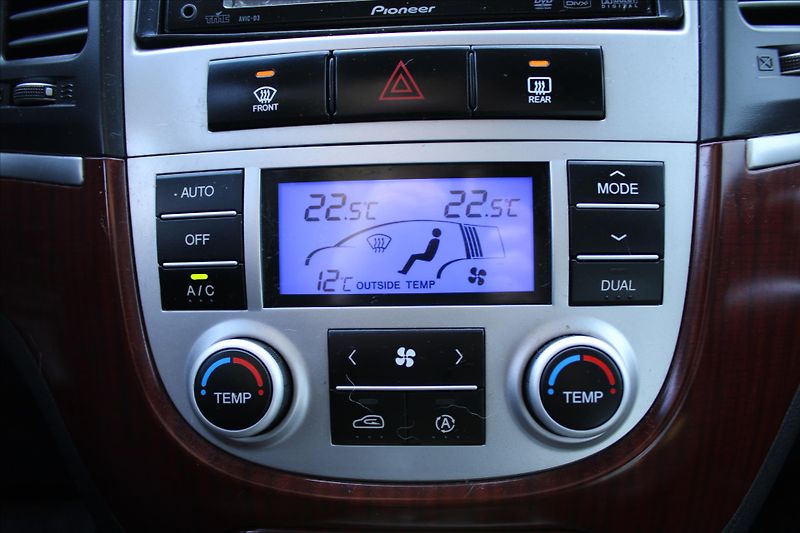 Hyundai Santa Fe 2.2CRDi 114kW AWD A/T TAŽNÉ ČR - fotka 19 z 22