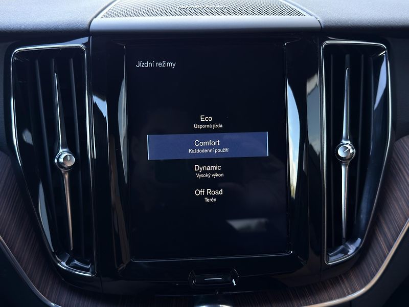 Volvo XC60 T5 AWD // MOMENTUM PRO  - fotka 32 z 49