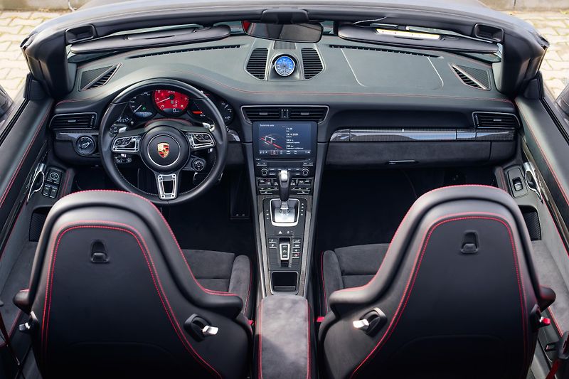 Porsche 911 Carrera 4 GTS Lift 331kWCabrio - fotka 19 z 52