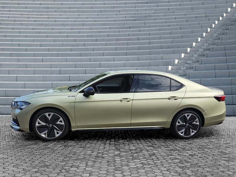 Škoda Superb Sportline 2.0 TDI 110kw DSG - fotka 3 z 30