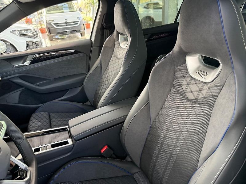Volkswagen Passat (2024) R-line - fotka 12 z 22