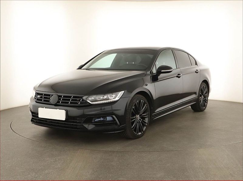 Volkswagen Passat (2019) R-Line 2.0 TDI - fotka 2 z 15