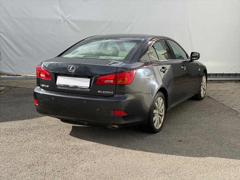 Lexus IS 220d 2,2 - fotka 4 z 20