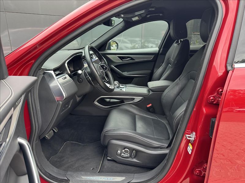 Jaguar F-Pace 3,0 P400 R-Dynamic SE AWD AT - fotka 11 z 31