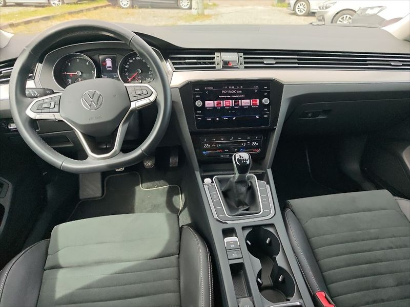 Volkswagen Passat 2,0 TDI Elegance - fotka 8 z 11
