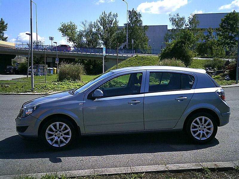 Opel Astra (2011) 1.6i KOUPENO ČR,1.MAJITEL - fotka 2 z 10