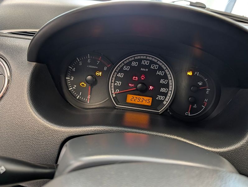 Suzuki Swift 1.3i 4x4 - fotka 13 z 24