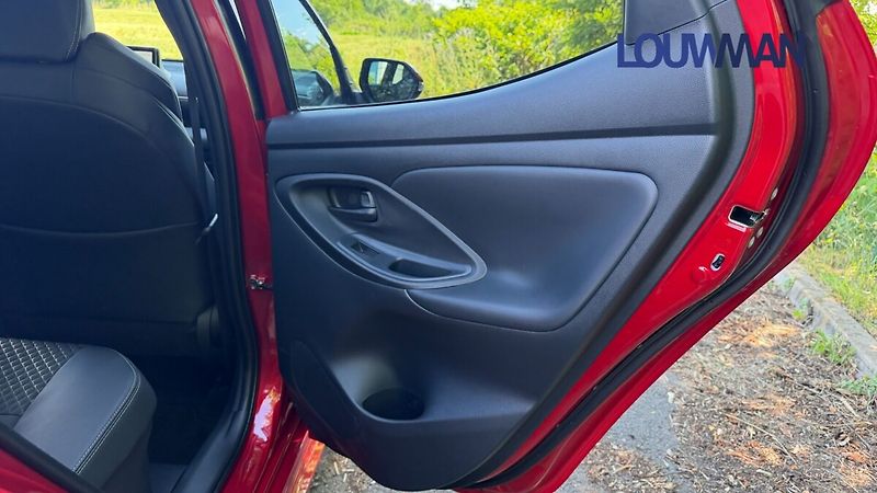 Toyota Yaris 1.5 HEV CVT EXECUTIVE - fotka 22 z 26
