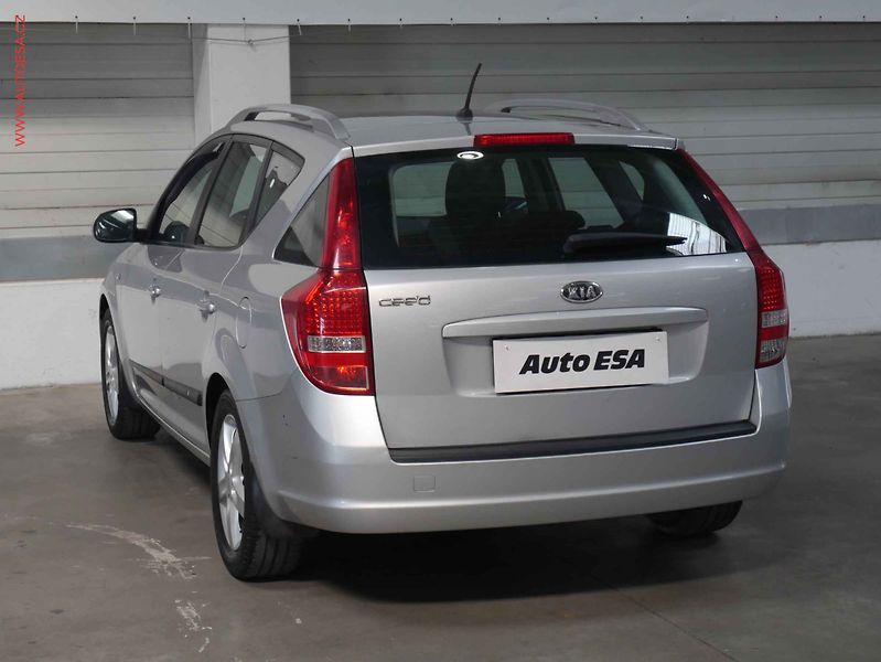 Kia Ceed (2013) 1.4i, ČR, AC, tempo - fotka 4 z 14