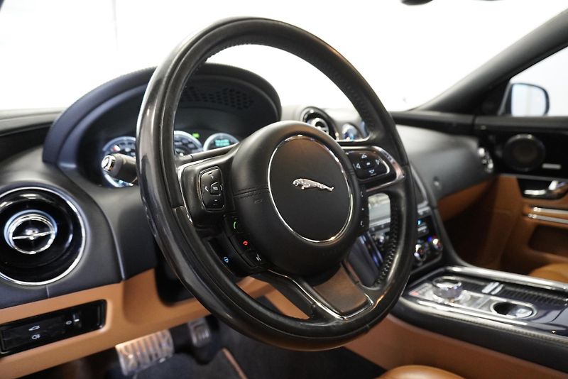 Jaguar XJ (2012) XJ  3,0D V6 AUTOMAT - fotka 17 z 39