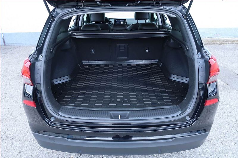 Hyundai i30 (2018) Style 1.4 T-GDI, Serv.kniha - fotka 14 z 24
