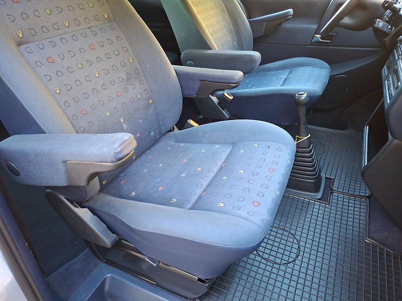 Volkswagen Caravelle (2002) 2.5TDI 111kW -7.MÍST-TAŽ.ZAŘ. - fotka 16 z 23