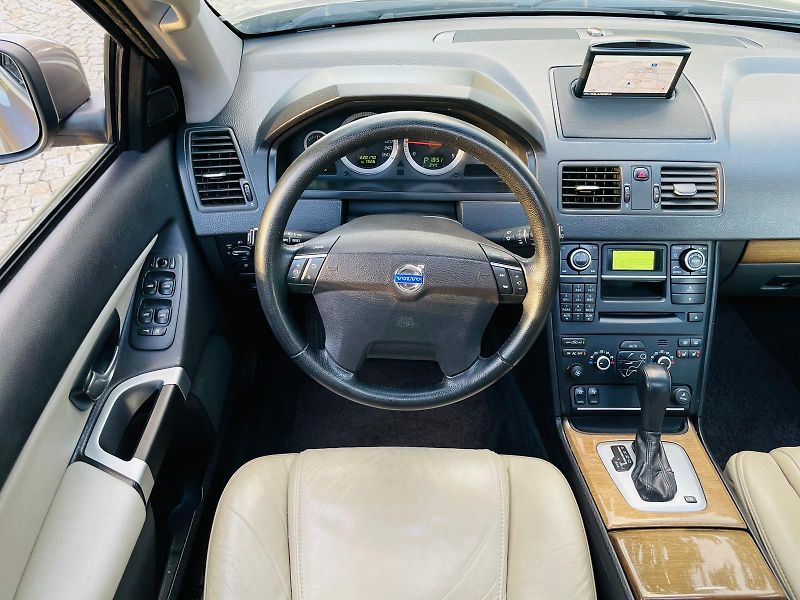 Volvo XC90 2.4 D5 4x4 AUT SERVISKA TAŽNÉ - fotka 25 z 48