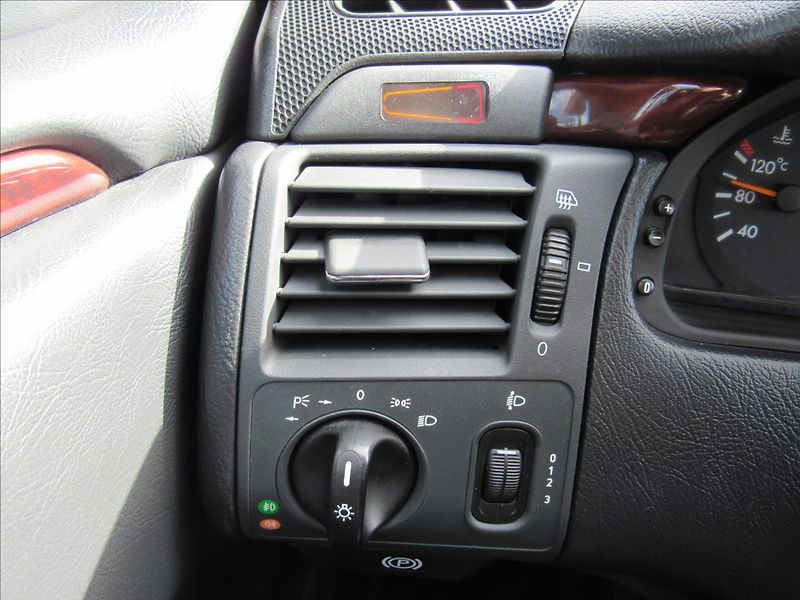 Mercedes-Benz Třídy E 3,2 E 320 Elegance Automat - fotka 20 z 24
