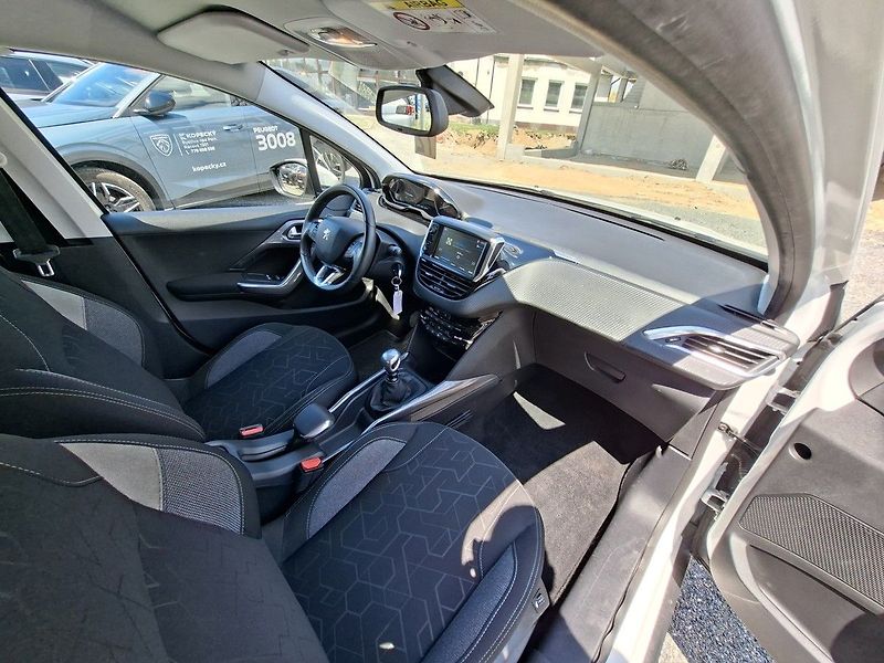 Peugeot 2008 1,2 PT 130k M6 2.MAJ - fotka 13 z 23