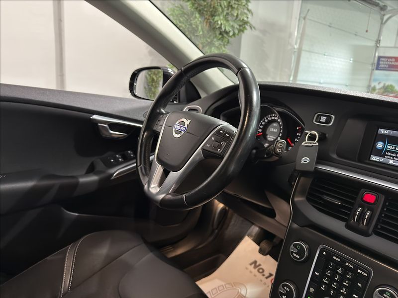 Volvo V40 1,6   D2 MOMENTUM BI-XEN VÝHŘE - fotka 21 z 42