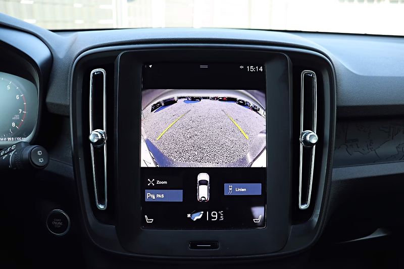Volvo XC40 T2 Essential Kam LED DAB - fotka 11 z 18
